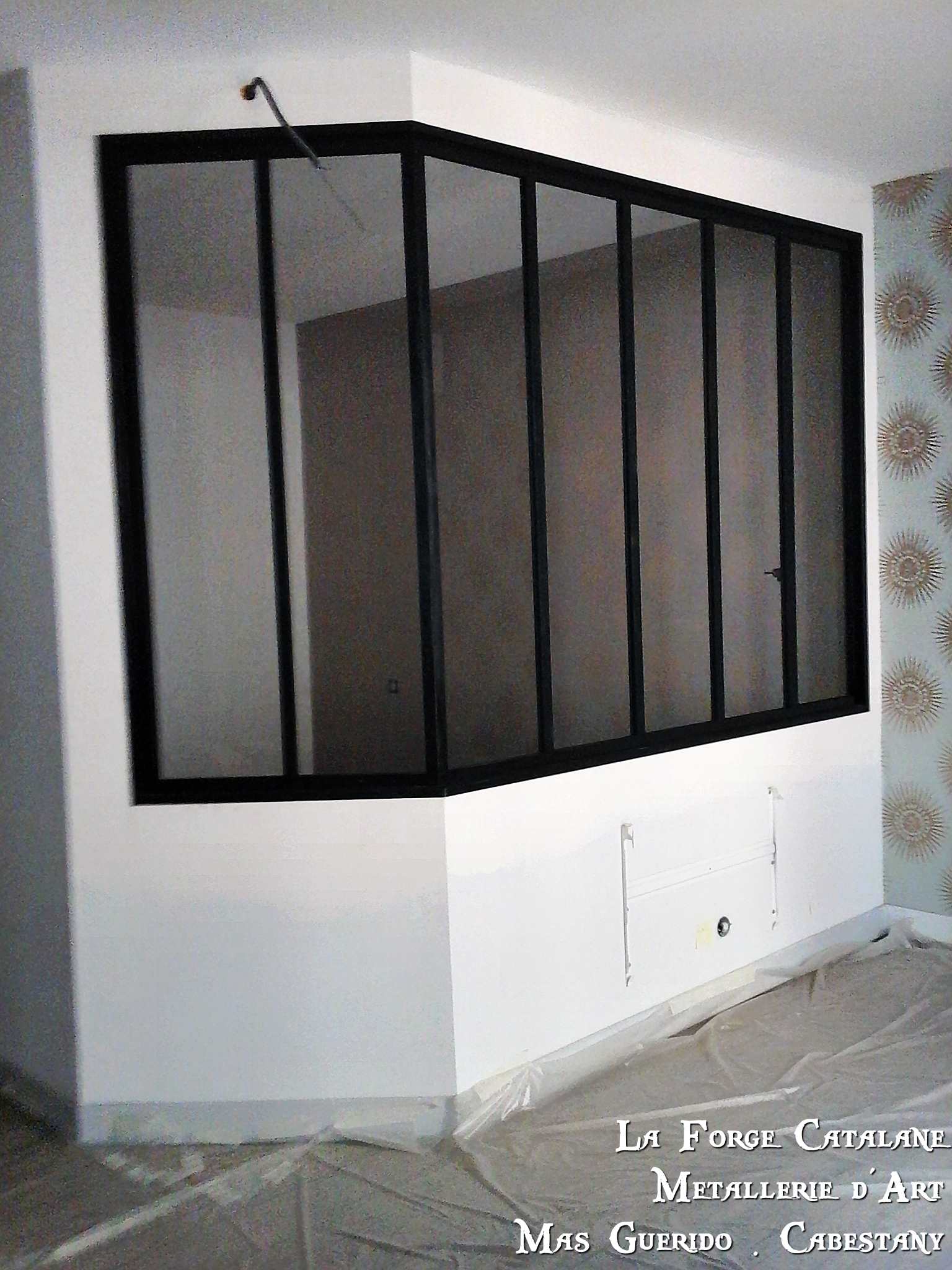 verriere fixe dans encadrement avec capotage fer forge catalane (2).jpg